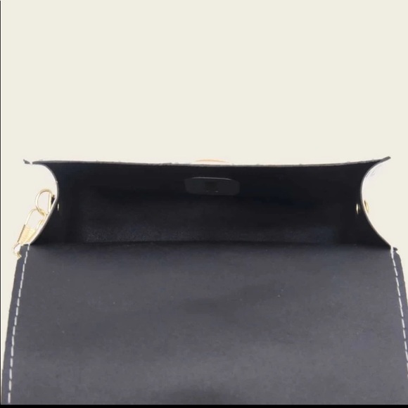 NEW Boutique! Geometric Push Lock Chain Crossbody - Picture 5 of 6